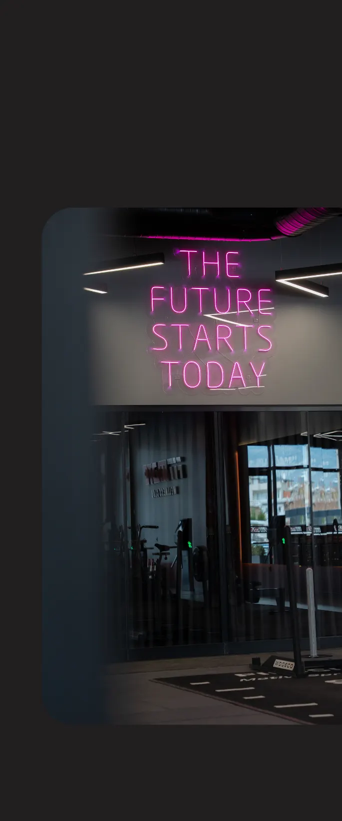 Fitmate girişinde The Future Starts Today neon tabelası